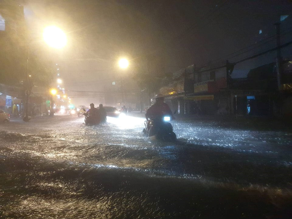 Đường Đinh Bộ Lĩnh (Q.Bình Thạnh) ngập sâu vào chiều 25.11. ẢNH: ĐẬU TIẾN ĐẠT.