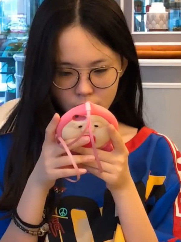 Trong lần gặp đầu tiên, cô gái quyết định để mặt mộc đi gặp bạn trai.