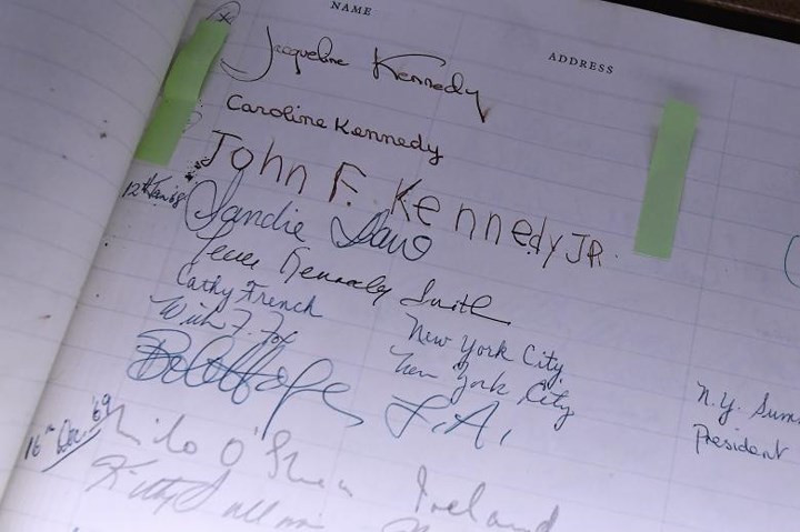 Một quyển sổ lưu bút tại sân bay Shannon cũng nằm trong bộ sưu tập của ông Kelly.