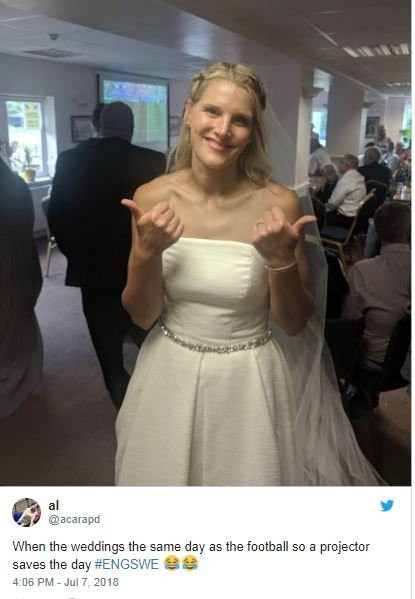 Cô dâu với hình ảnh chiếc màn hình máy chiếu đằng sau.