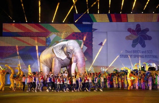 Các màn biểu diễn nghệ thuật tại đêm khai mạc thể hiện những nét đặc trưng nhất của văn hoá Nga.