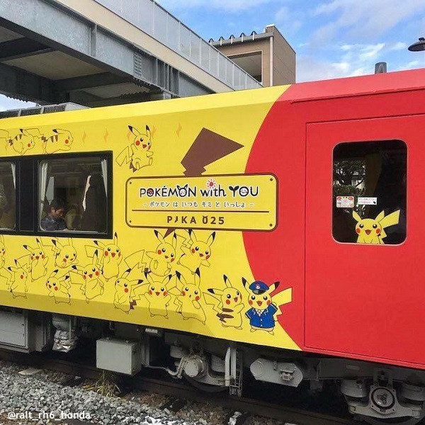 Bên ngoài tàu cũng xuất hiện hình ảnh của những chú Pikachu dễ thương.