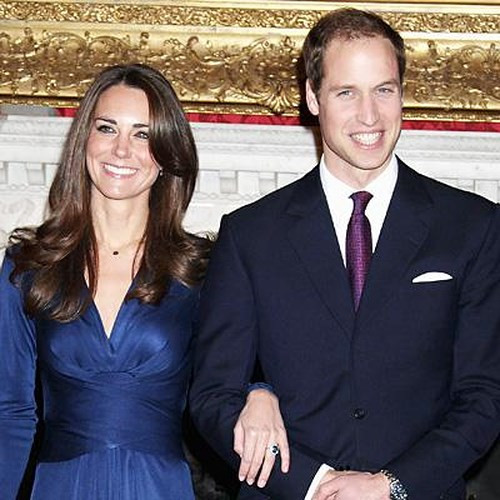 Trao nhau tình cảm từ năm 2002 tới tháng 11/2010, Hoàng tử William chính thức đính hôn cùng Công nương Kate tại điện St James ở London, sau khi Hoàng tử William ngỏ lời trong một chuyến thăm Kenya.
