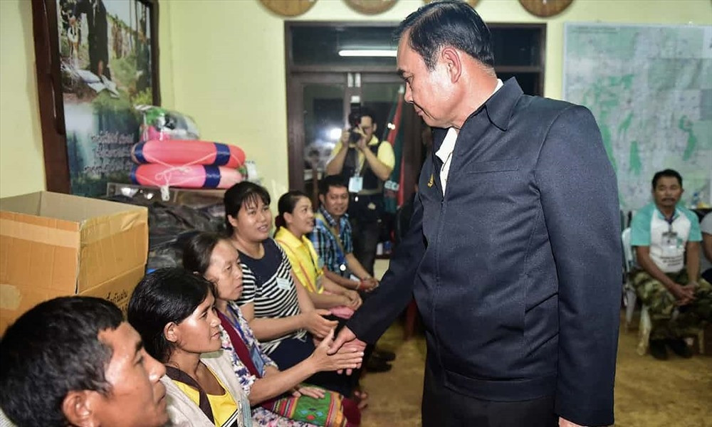 Tối hôm qua, thủ tướng Thái Lan, Prayut Chan-o-cha đã tới hiện trường, gặp gia đình của các cậu bé và nói lời động viên với bố mẹ các em.