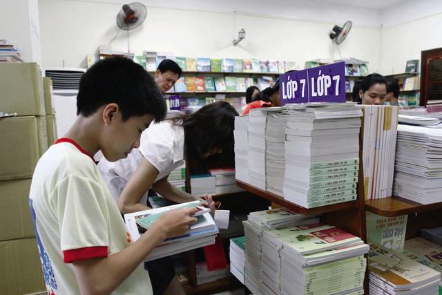 Hoạt động in, phát hành SGK phổ thông hiện nay bộc lộ bất cập, lãng phí. (Ảnh minh họa: Chí Cường)