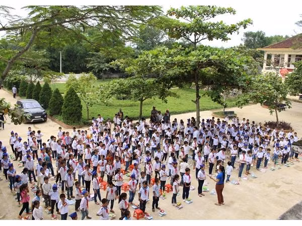 Từ sáng sớm, các bạn học sinh trường Tiểu học Lộc Yên đã tập trung tại sân trường đón đoàn cứu trợ.