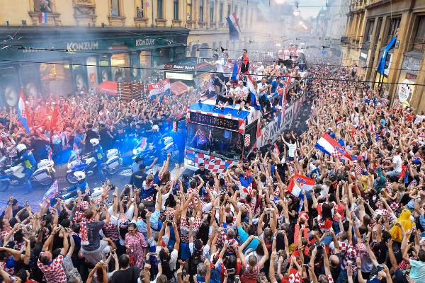 Croatia dừng chân ở vị trí thứ hai&nbsp;song họ vẫn được chào đón như những người hùng dân tộc.&nbsp;Ảnh: PA