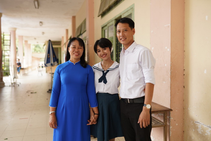 Trịnh Thảo vui mừng khi được hội ngộ với các thầy cô cũ của mình.