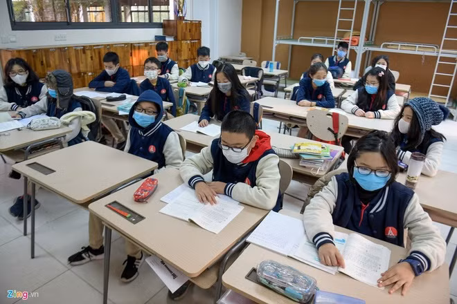 Trước khi học sinh Hà Nội nghỉ, các em được khuyến cáo đeo khẩu trang khi đến lớp. Ảnh: Q.T.
