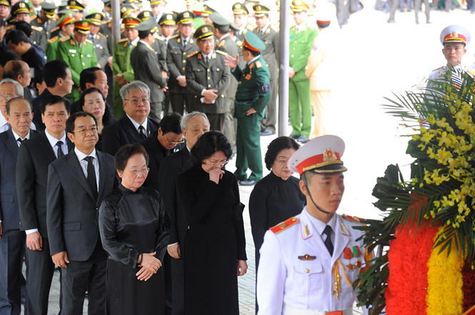 Đoàn Chủ tịch nước do bà Đặng Thị Ngọc Thịnh, quyền Chủ tịch nước làm trưởng đoàn, vào viếng Chủ tịch nước Trần Đại Quang. Ảnh: Ngọc Thắng.