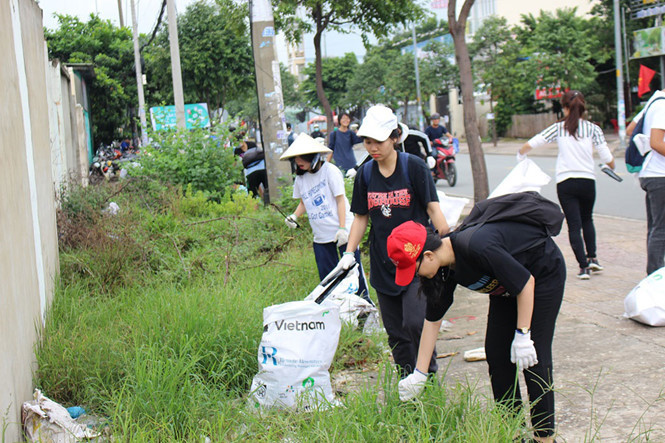 Dọn rác để môi trường sạch hơn. ẢNH: TẤN HIỆP.