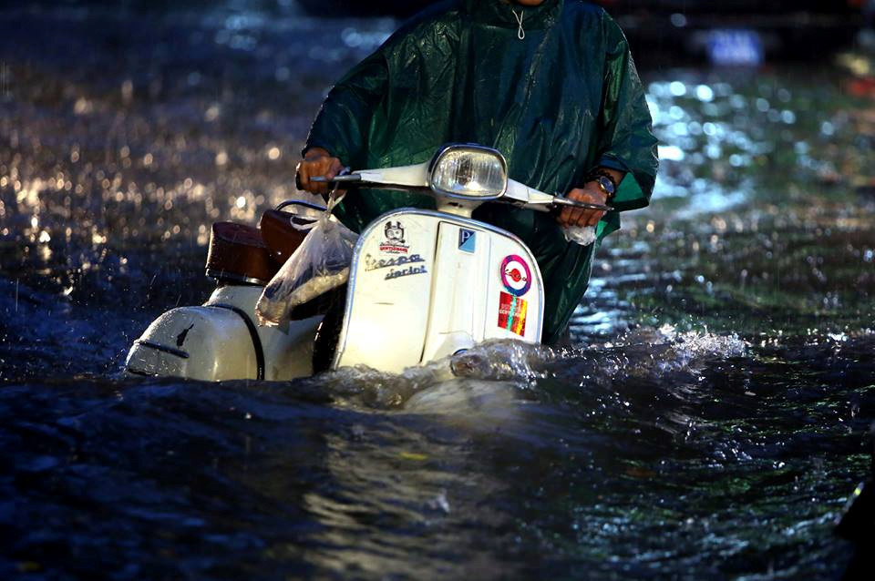 Nước ngập sâu khiến nhiều xe chết máy trên đường Quốc Hương (Q.2). ẢNH: NGỌC DƯƠNG.