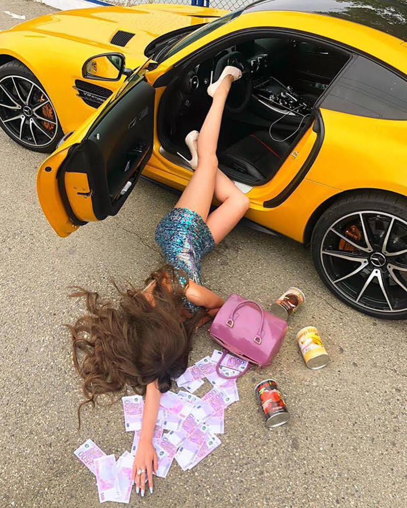 Ngã bên cạnh chiếc siêu xe bóng loáng – một trong những cách thể hiện đẳng cấp của hội con nhà giàu Nga.