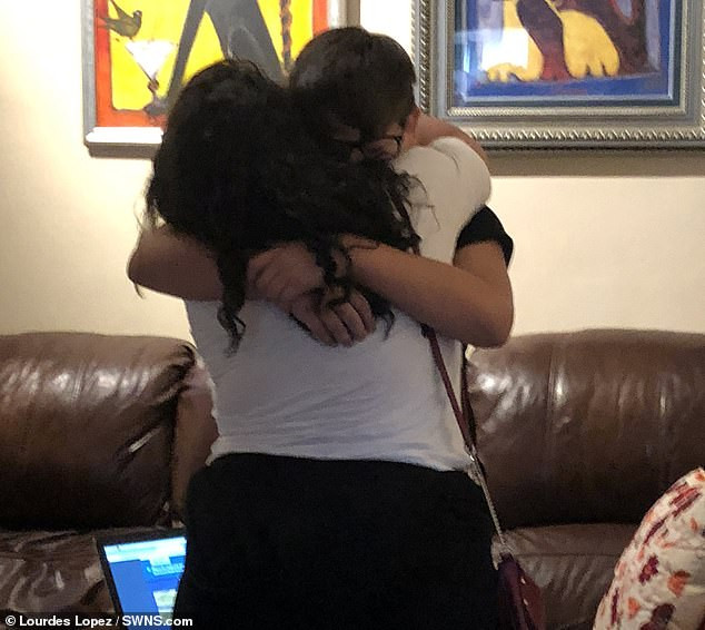 Cậu bé Scott White ôm chặt cô giáo Lourdes Lopez khi biết rằng cô sẽ nhận nuôi em.