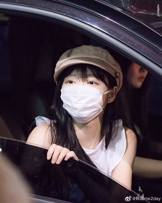 Nhưng khi đeo khẩu trang thì khuôn mặt nhỏ của Yooa lại trở nên bất lợi vì khẩu trang quá rộng, không ôm khít khuôn mặt và coi như cũng chẳng có tác dụng bảo vệ mũi miệng Yooa trước bụi bẩn vi khuẩn.