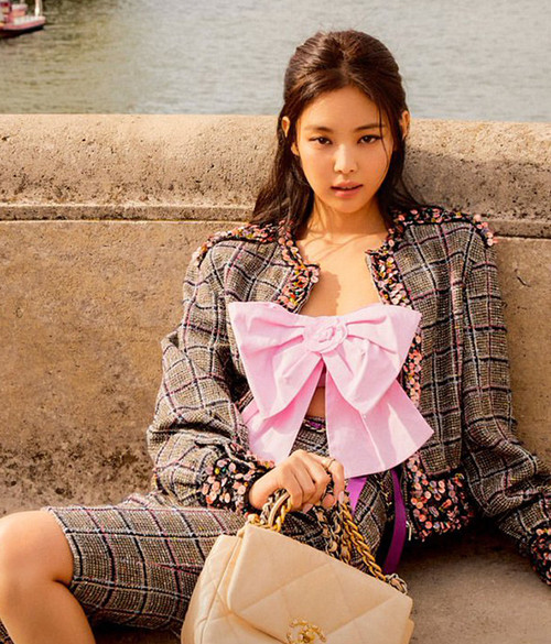 Thiết kế croptop hai dây đính nơ bản lớn được Jennie lăng xê liên tục. Chiếc áo xinh xắn này của thương hiệu Chanel có mức giá đến 34 triệu đồng.