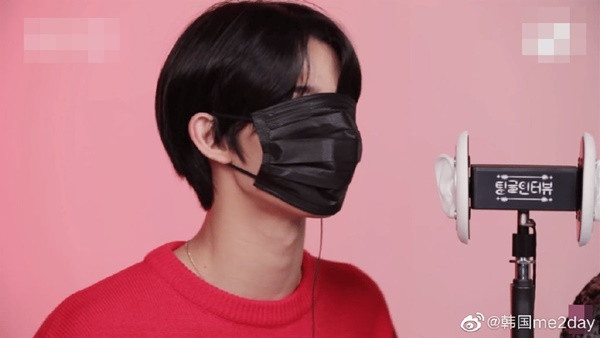 Nhưng khi Bae Jin Young đeo khẩu trang thì khuôn mặt nhỏ lại trở thành bất lợi. Chiếc khẩu trang che gần kín mặt anh chàng, thậm chí che luôn cả đôi mắt cho thấy khuôn mặt Jin Young rất nhỏ so với người trưởng thành.