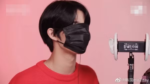 Nhưng khi Bae Jin Young đeo khẩu trang thì khuôn mặt nhỏ lại trở thành bất lợi. Chiếc khẩu trang che gần kín mặt anh chàng, thậm chí che luôn cả đôi mắt cho thấy khuôn mặt Jin Young rất nhỏ so với người trưởng thành.