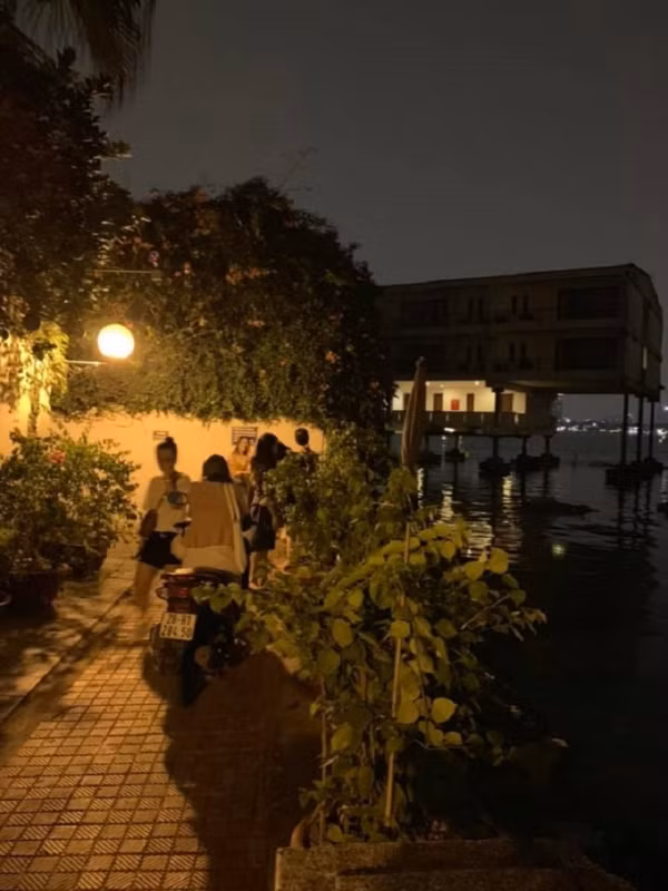 ... hay là ban đêm thì con ngõ cũng tấp nập người ra vào.