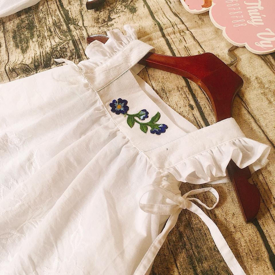 Họa tiết thêu tay đơn giản nhưng không kém phần tinh tế