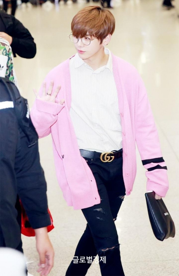 Phong cách yêu thích của Kang Daniel là diện đồ nhiều lớp với phong cách trẻ trung, phóng khoáng chứ không cầu kỳ, nhưng vẫn vô cùng thời trang và đẹp mắt.