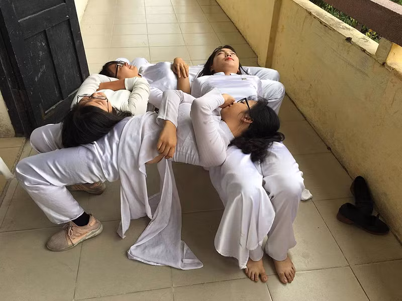 Mặc áo dài vẫn có thể tham gia "thả gia". (Ảnh: Nguyễn An)