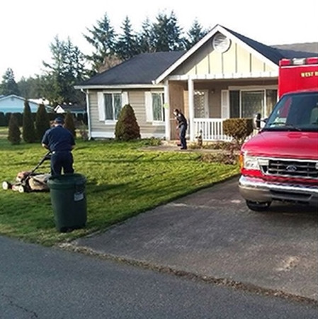 Các nhân viên cứu hộ quay lại nhà ông và dọn cỏ trong vườn.