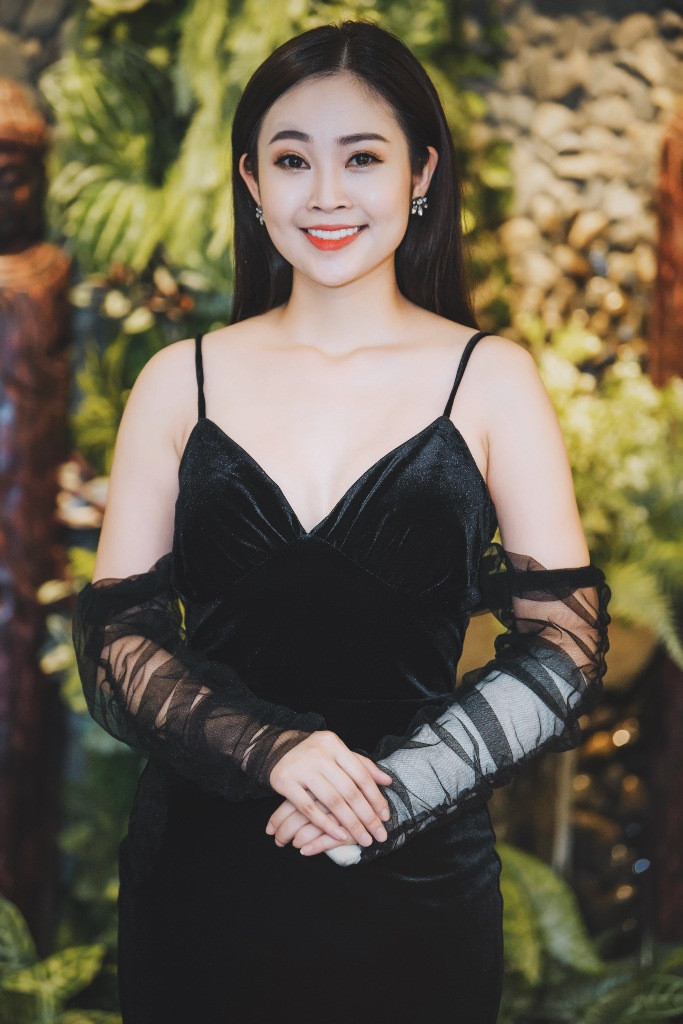 MC Thuỳ Linh, người được xem là có nụ cười đẹp nhất VTV, đến chúc mừng đàn chị dù đang gặp chấn thương ở tay.