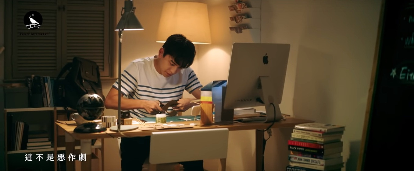 Để dạy Viên Tương Cầm học, Giang Trực Thụ đã cất công cắt dán và dựng mô hình quán sushi mà gia đình cô nàng đang mở bán.