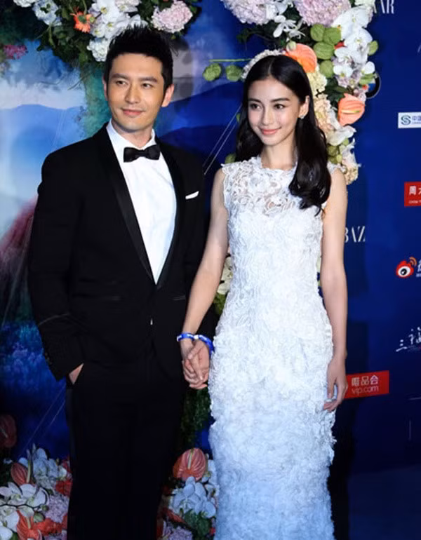 Hai vợ chồng Angela Baby - Huỳnh Hiểu Minh đành ngậm ngùi đứng thứ 4 và 5. Quả thực ngoại hình của hai ngôi sao này thì không có gì để chê, mỗi lần xuất hiện trên thảm đỏ đều khiến khán giả trầm trồ. Nhưng khi đóng phim, thì đẹp thôi chưa đủ, còn cần diễn xuất tốt nữa.