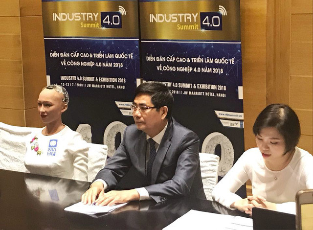 Robot Sophia trong buổi họp báo với báo giới Việt Nam.