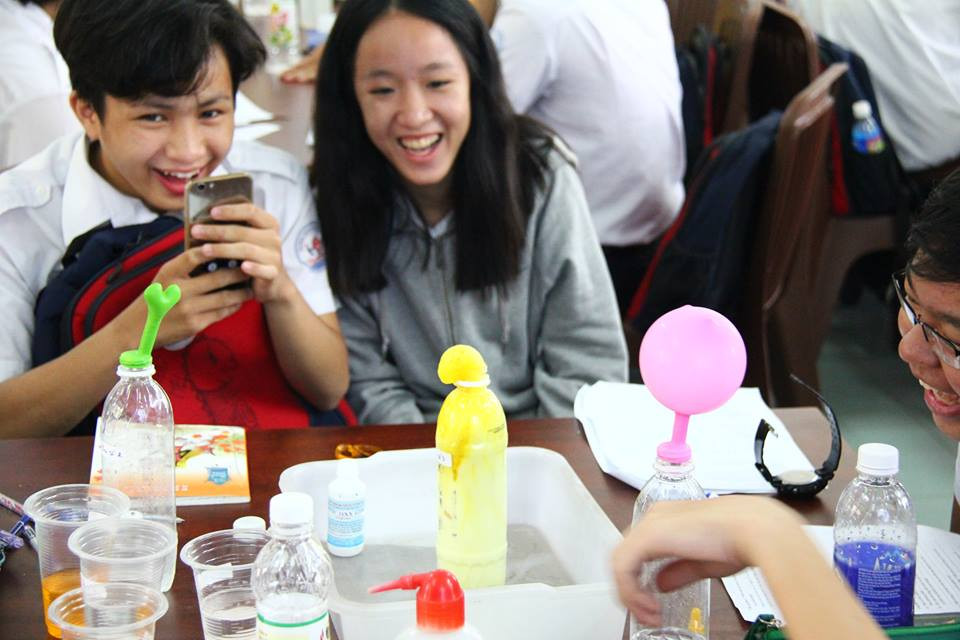 Bên cạnh lý thuyết, môn Hóa cũng nên được học như thế này! ảnh 1 Bên cạnh lý thuyết, môn Hóa cũng nên được học như thế này! ảnh 1