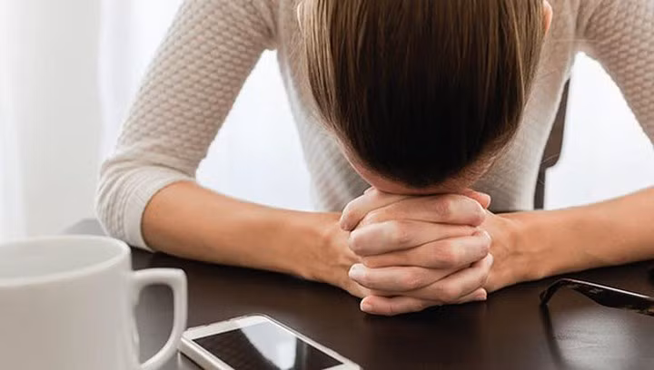 Tuy nhiên, uống cà phê không kiểm soát dễ dẫn đến tác dụng phụ. Cà phê có thể gây lo âu: Cà phê có thể phá vỡ chu kỳ giấc ngủ bằng cách giảm chất lượng giấc ngủ của bạn. Ngoài ra, tiêu thụ quá nhiều caffeine có thể dẫn đến lo lắng, tim đập nhanh, bồn chồn và hoảng loạn. Tuy nhiên, những triệu chứng này có thể phụ thuộc rất nhiều vào thể trạng mỗi người.