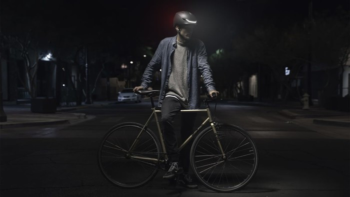 Ứng dụng trên di động của Lumos còn cho phép người dùng tuỳ chỉnh độ sáng, tần số đèn flash, hay ngay cả các biểu tượng được hiển thị.