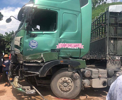 Xe tải bẹp rúm đầu, hư hỏng nặng.