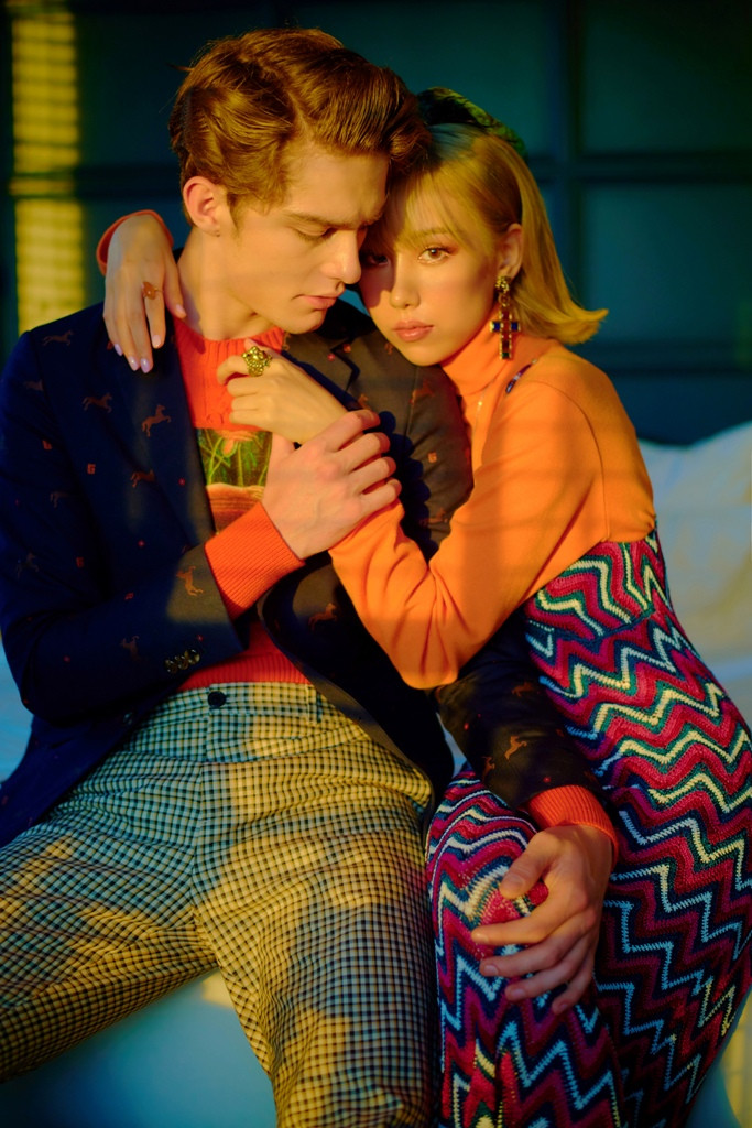 Không cần phải hở táo bạo, Min vẫn dễ dàng hút mắt người nhìn với thần thái hút hồn. Thời gian qua, nữ ca sĩ cũng nhận được nhiều lời khen trước nhan sắc ngày càng xinh đẹp.