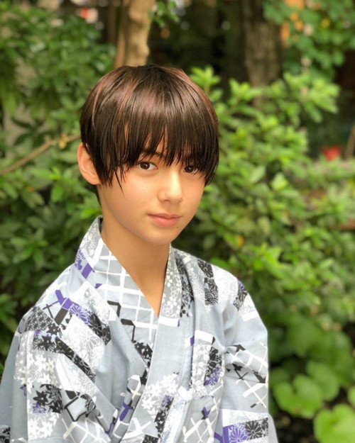 Mạng xã hội Việt Nam, Hàn Quốc, Nhật Bản những ngày qua xôn xao về một cậu bé sở hữu ngoại hình cuốn hút. Đó là Alex Shou, 11 tuổi, mang 2 dòng máu Đức - Nhật.