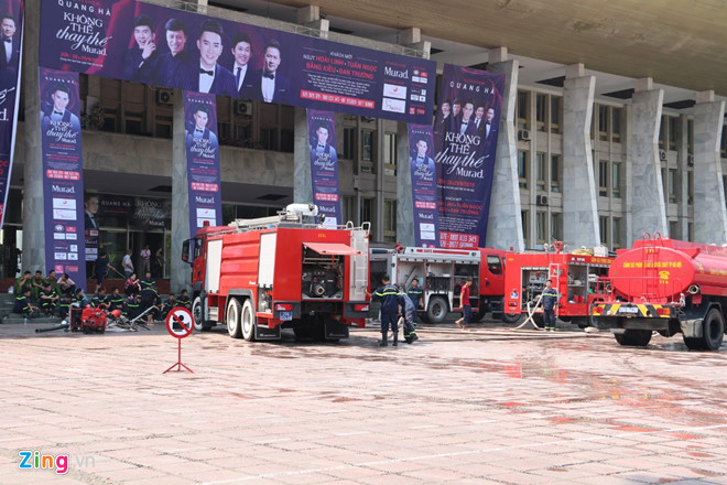Các xe chở nước tiếp tục được điều đến hiện trường. Ảnh: Hồng Quang. Các xe chở nước tiếp tục được điều đến hiện trường. Ảnh: Hồng Quang.