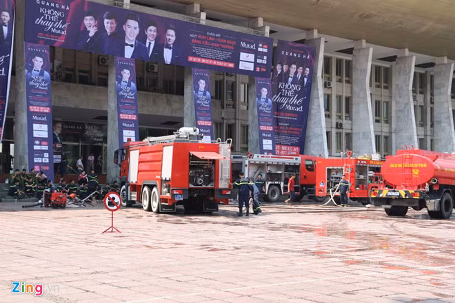 Các xe chở nước tiếp tục được điều đến hiện trường. Ảnh: Hồng Quang.