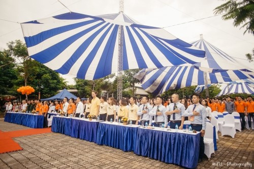 Không khí trang nghiêm khi Quốc ca vang lên trong nghi thức chào cờ.