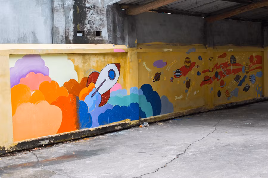 Những bức tường được sơn mới và trang trí các hình vẽ ngộ nghĩnh phù hợp với tween.