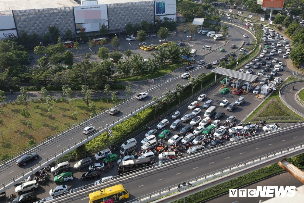 Tại khu vực cổng sân bay Tân Sơn Nhất, dù không phải giờ cao điểm nhưng lượng người và xe vẫn rất lớn. (Nguồn ảnh: VTC News)