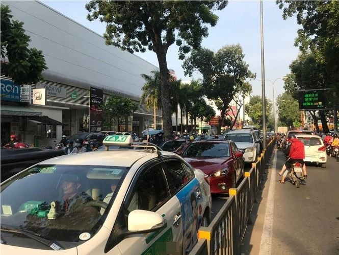 Các phương tiện phải xếp hàng khi di chuyển do tình trạng tắc đường kéo dài. (Nguồn ảnh: Tiền Phong)