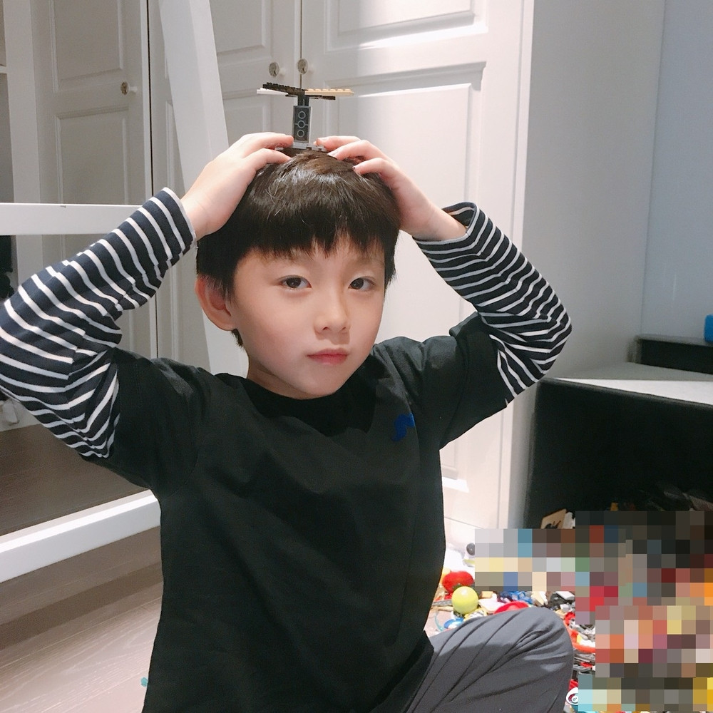 Luson là một cậu nhóc vô cùng điển trai. Luson là một cậu nhóc vô cùng điển trai.