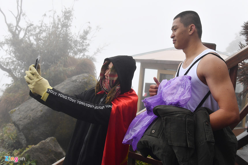 Trên đường Long đi bộ xuống, một số người xin được chụp ảnh cùng với anh.