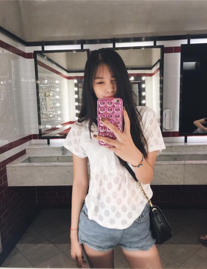 Không ít người còn nhận xét Tiểu Vy chẳng cần đến make up cầu kỳ vì mặt mộc của cô nàng cũng đã quá xinh xắn và thu hút rồi đó!