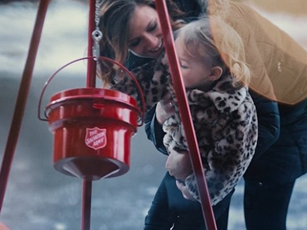 Nhiều trẻ em được bố mẹ chỉ cách quyên góp tại những thùng đồ từ thiện.