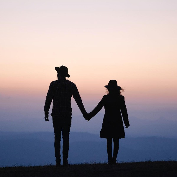 Cách tạo dáng này không chỉ áp dụng khi đi chơi cùng bạn bè mà còn là kiểu chụp ảnh vô cùng ấn tượng với người yêu. Ảnh: IG @instalove.