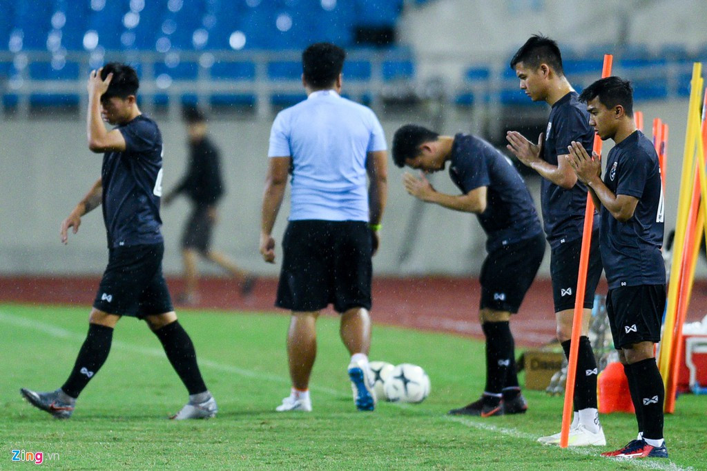 Cầu thủ Thái Lan cầu nguyện trên sân Mỹ Đình trong buổi tập mở duy nhất chiều tối 18/11. Ảnh: Thế Anh.