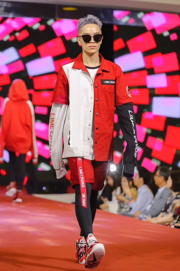 Stylist Kelbin Lei tự tin sải bước trên sàn catwalk của show thời trang.